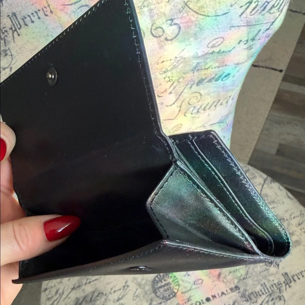 Gucci Black Leather Bifold Wallet w. Brass Ring Horsebit Accent Hardware Vintage